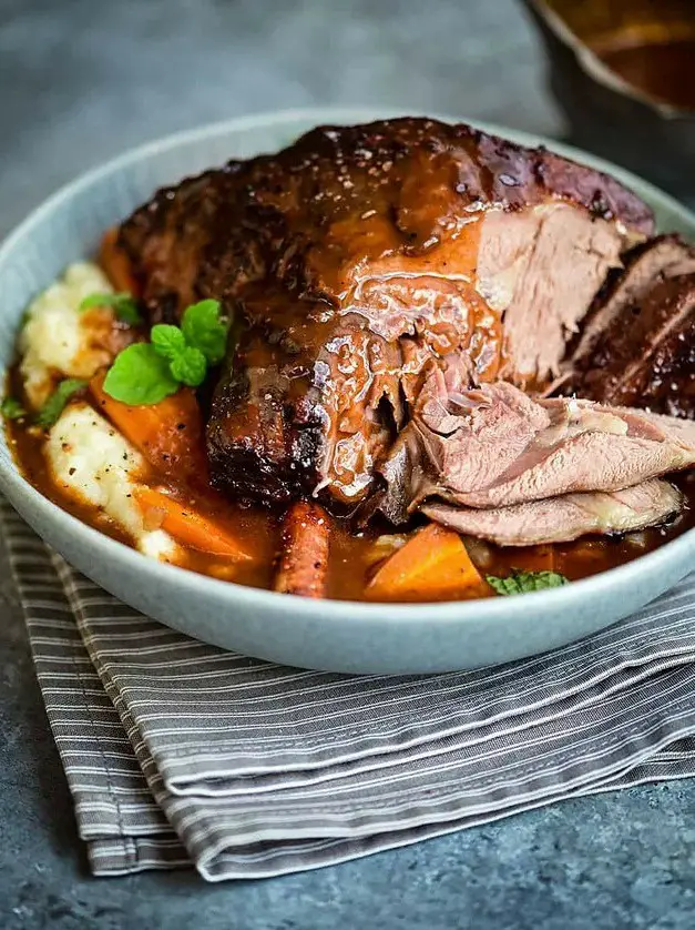 Easy Slow Cooker Lamb Shanks