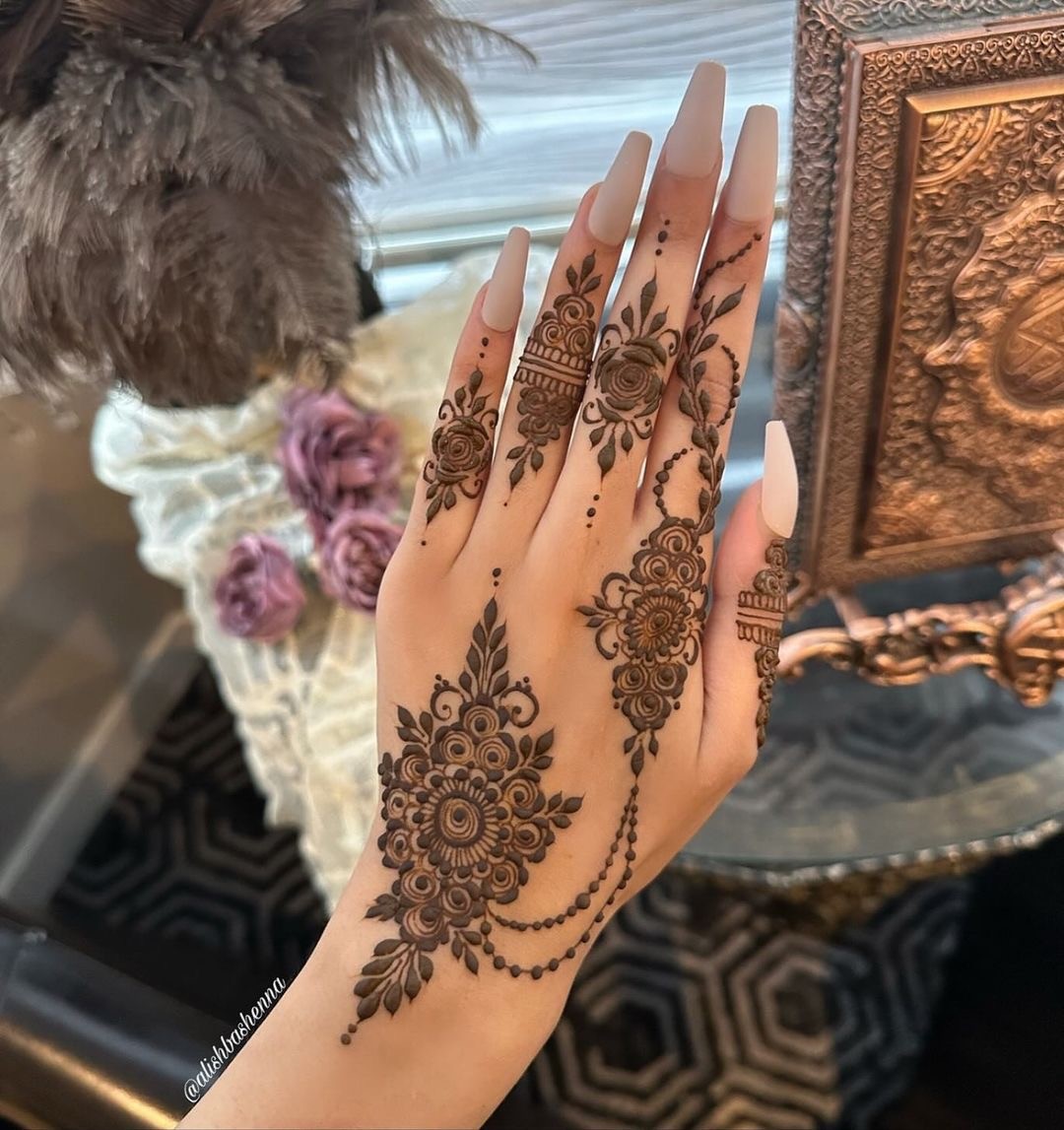 DAINTY MEHNDI DESIGN