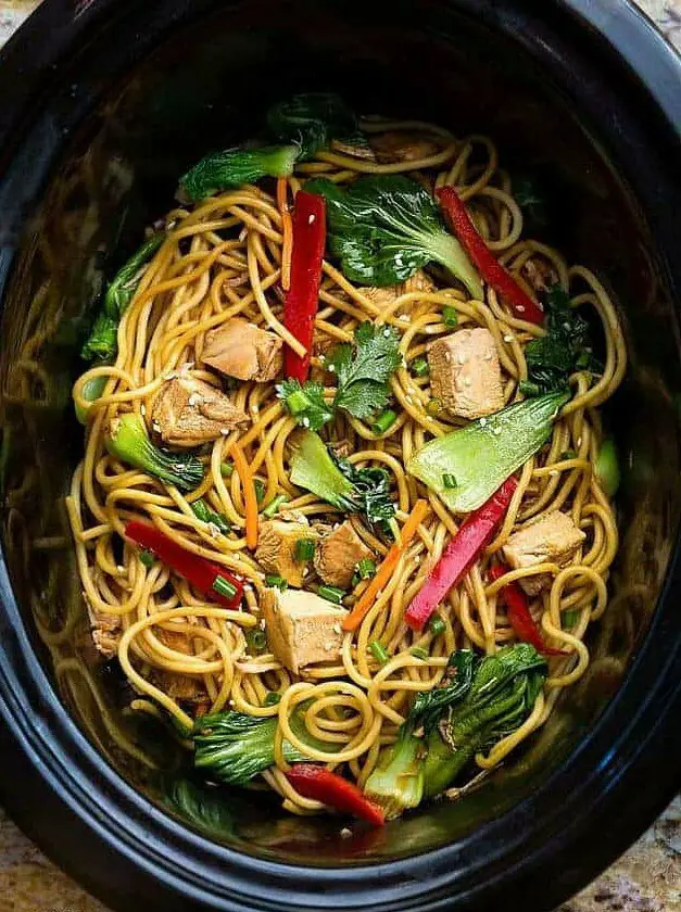 Slow Cooker Chicken Lo Mein Noodles