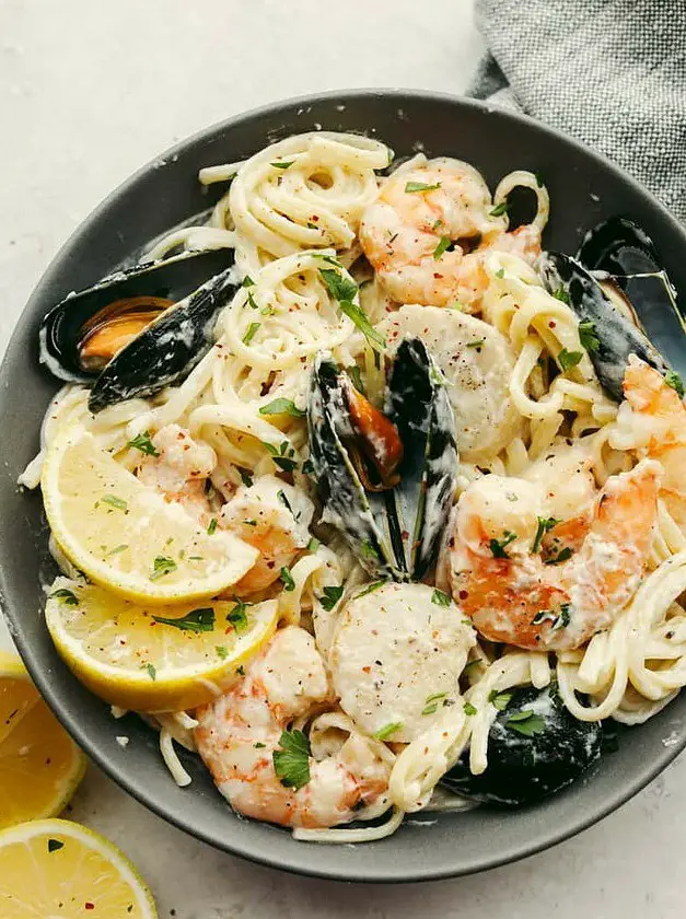 Creamy Lemon Garlic Seafood Pasta