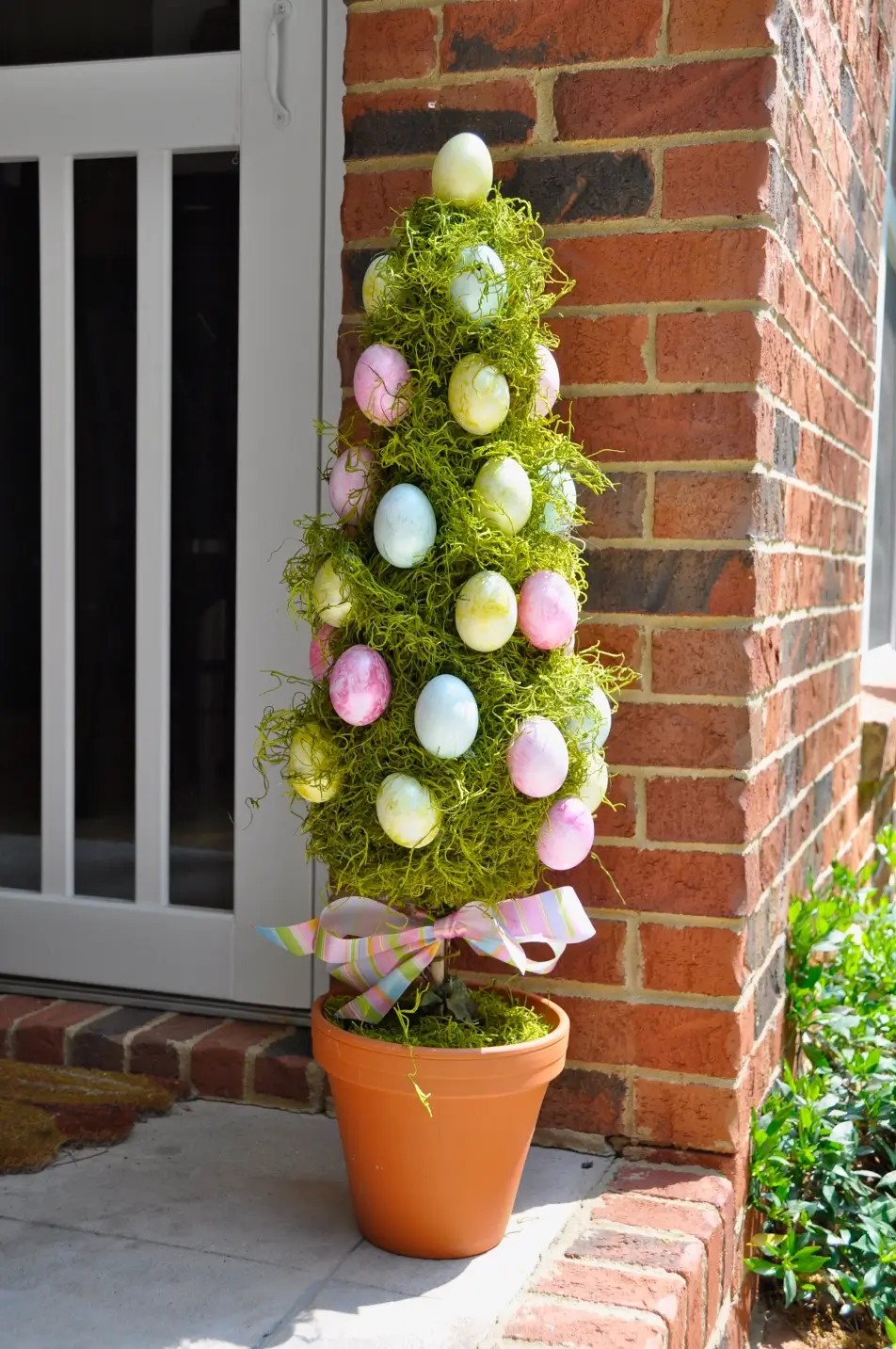 OUTDOOR EGG TOPIARY