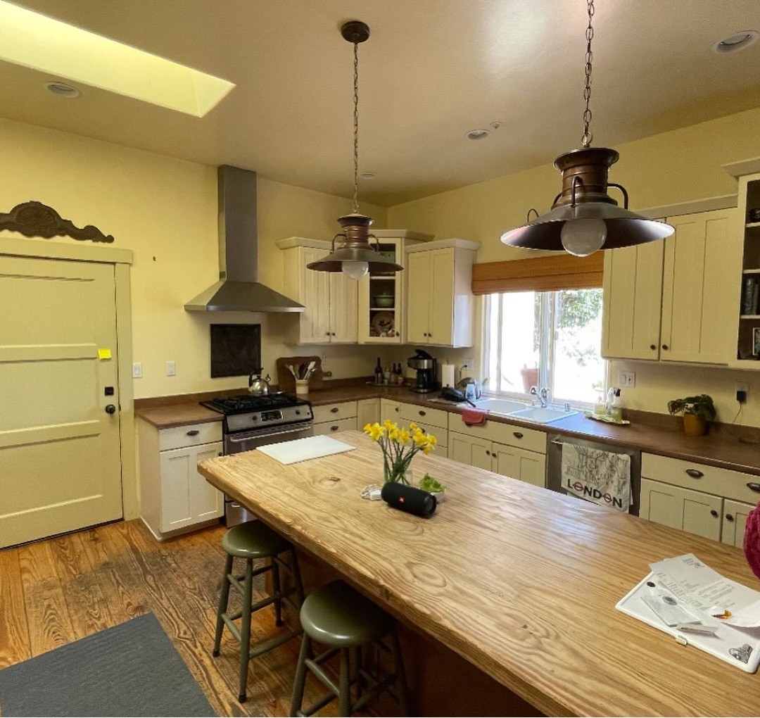 BEFORE: BORING OUTDATED KITCHEN