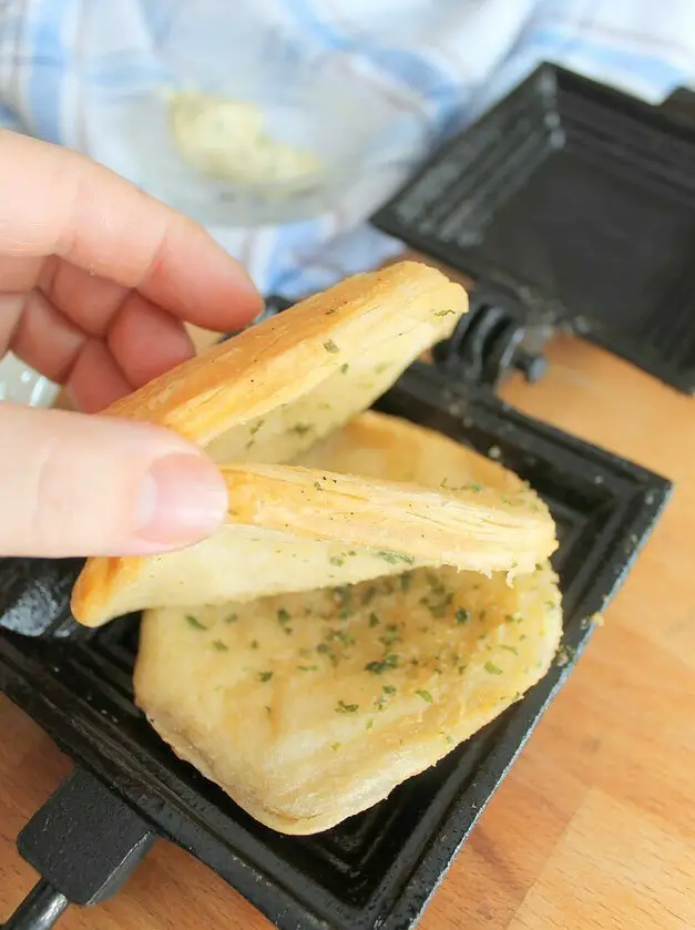 Camp Cooker Garlic Bread