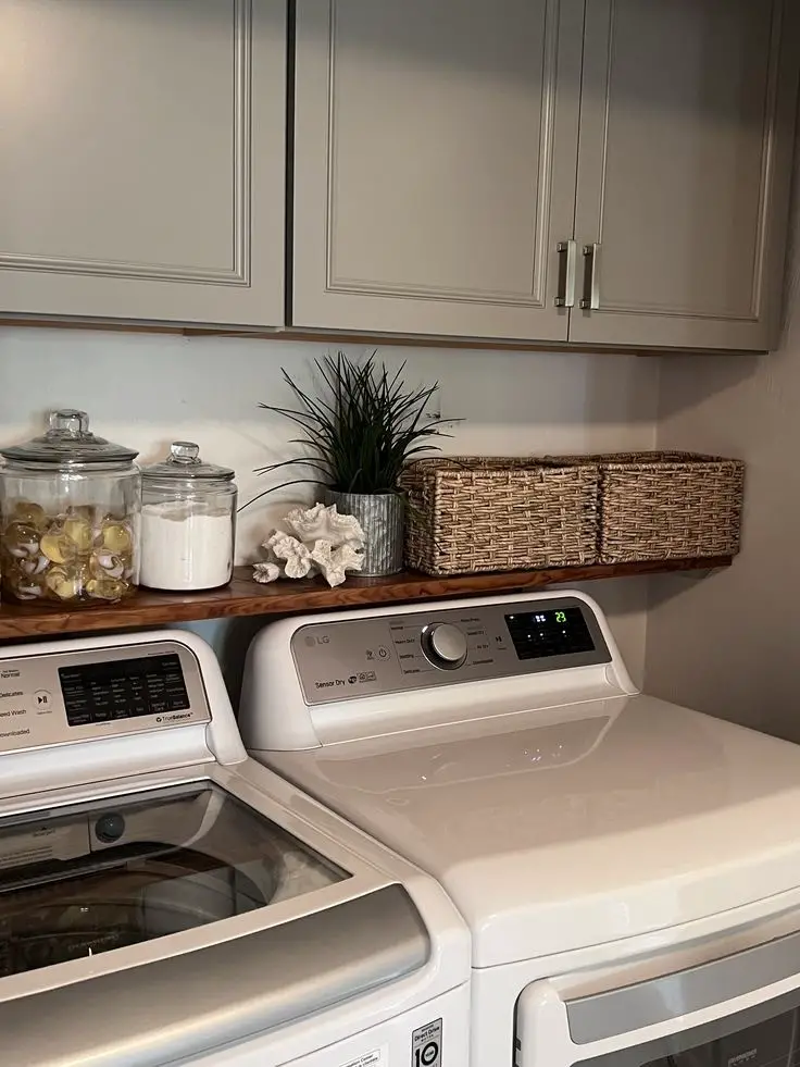 SMALL LAUNDRY ROOM