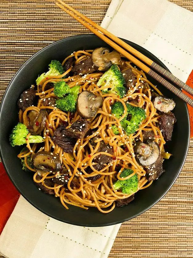 Instant Pot Lo Mein Noodles with Beef and Broccoli