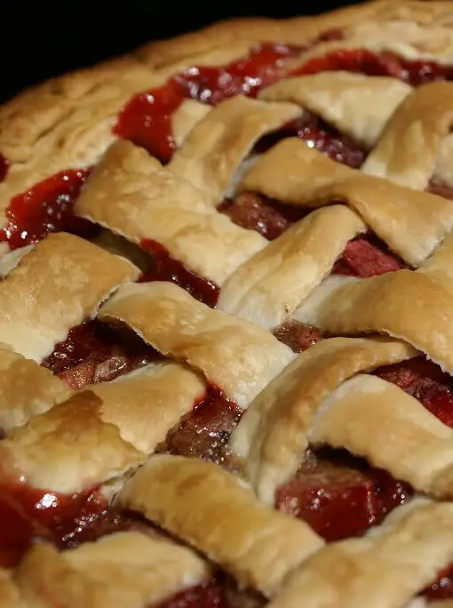 Spiced Strawberry Rhubarb Pie