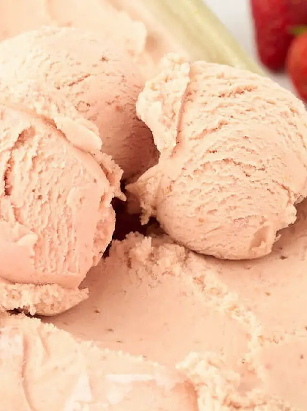 Old-Fashioned Strawberry Ice Cream