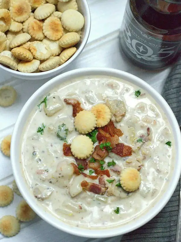 Thick and Creamy New England Clam Chowder