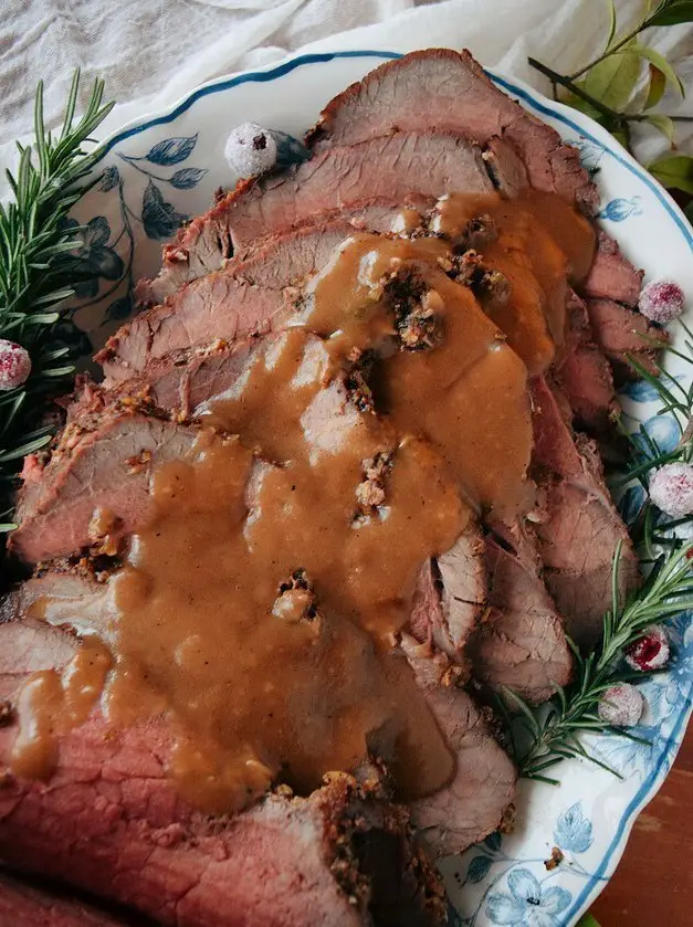 Herbed Top Round Roast with Gravy