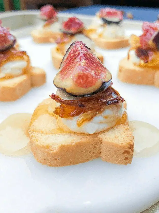 Mini Canapé Toasts with Sweet Cheese