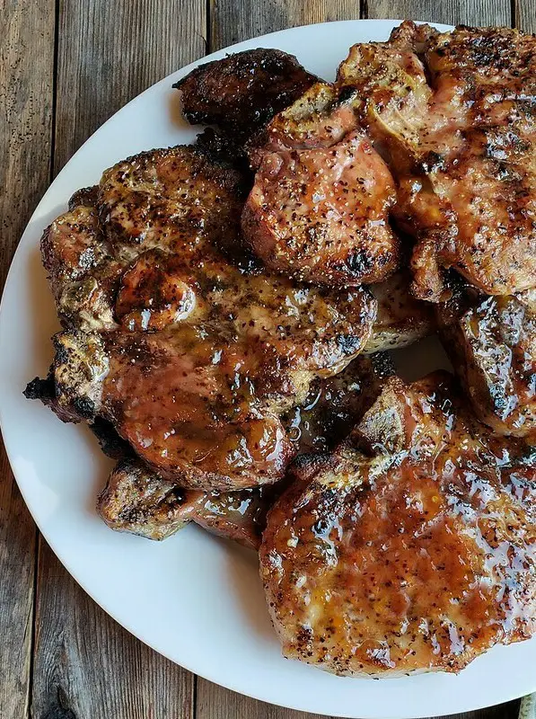 Juicy Grilled Pork Chops with Spicy Peach Glaze