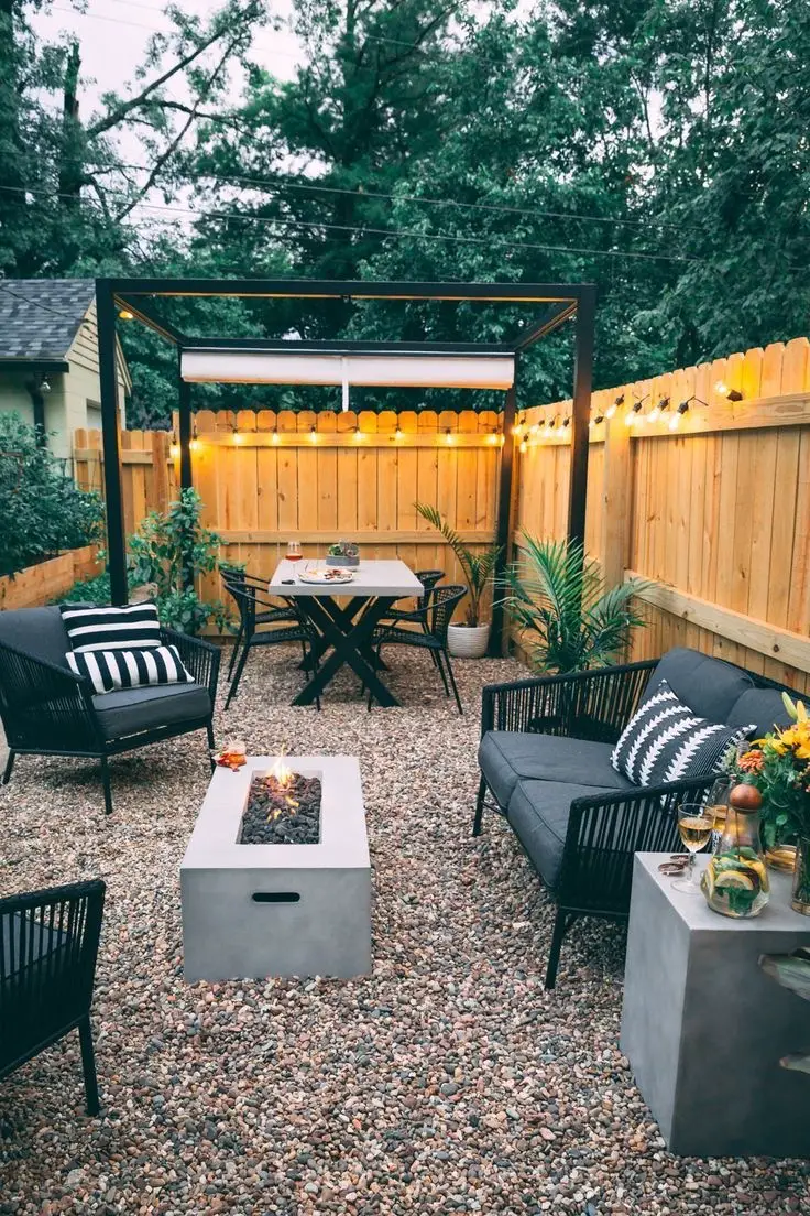 OUTDOOR LIVING SPACE WITH DINING AREA