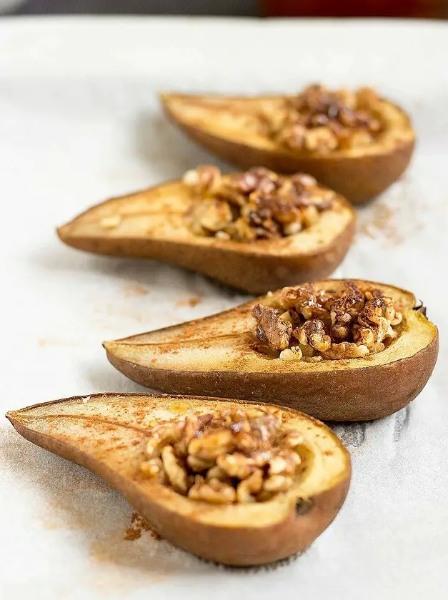 Cinnamon Baked Pears with Crunchy Walnuts