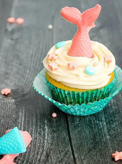 Vanilla Cupcakes with Vanilla Buttercream Frosting