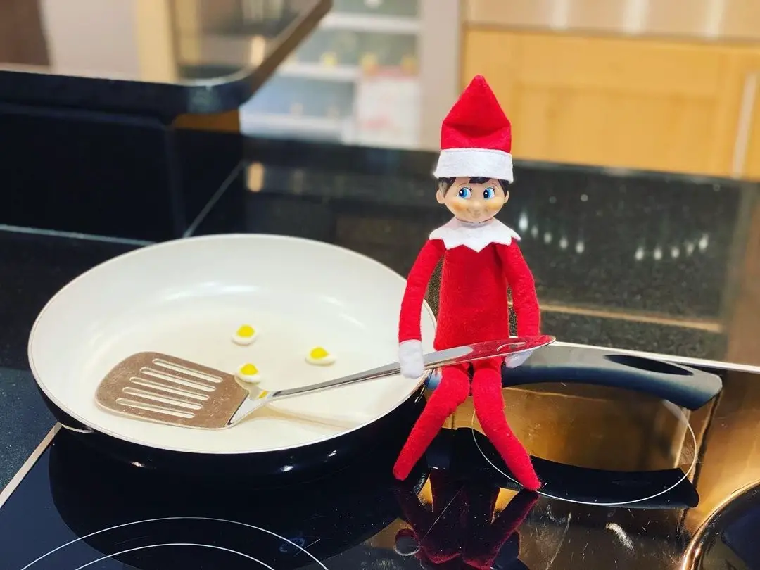 ELF FRYING EGGS