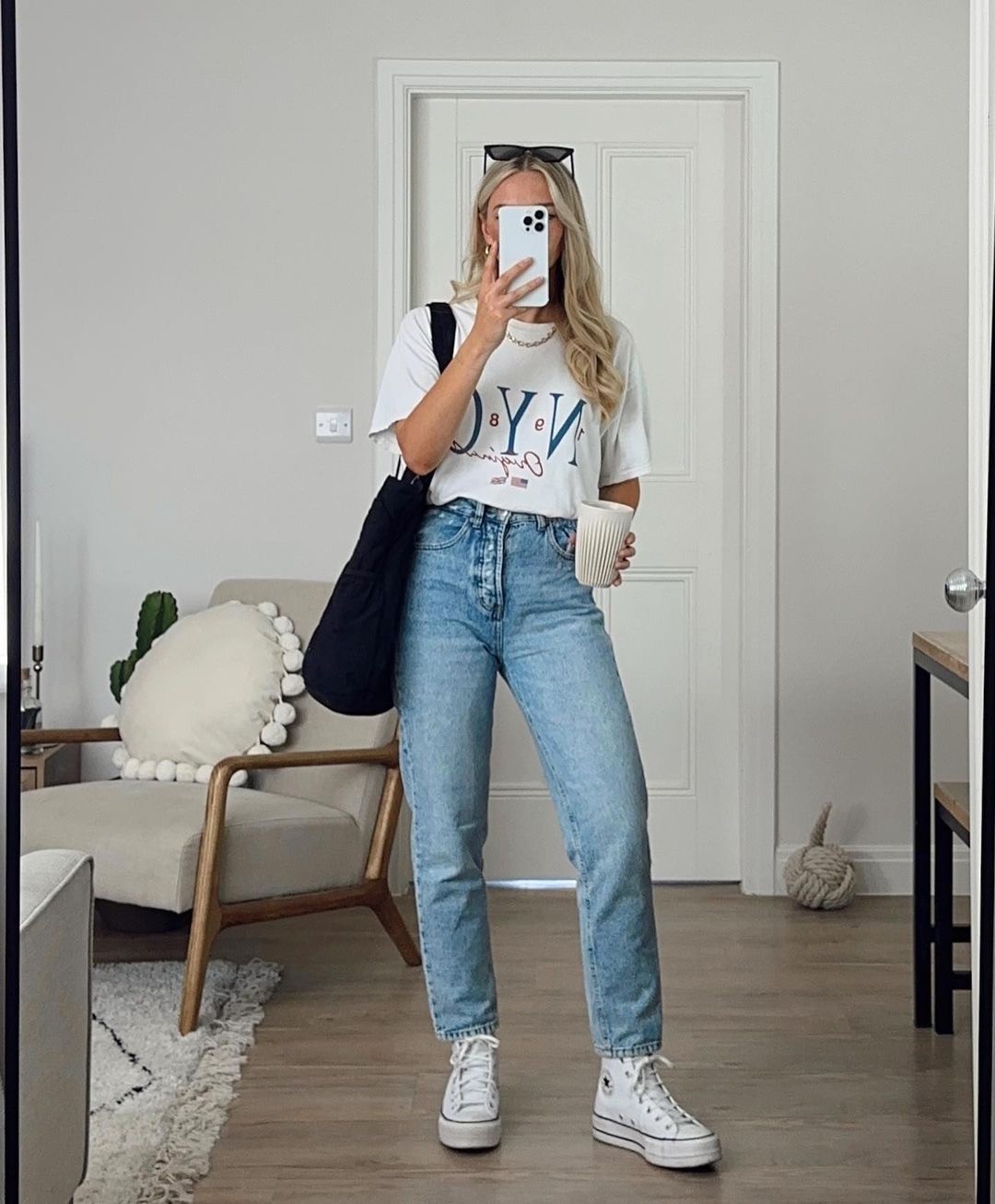 ANKLE JEANS + GRAPHIC TEE