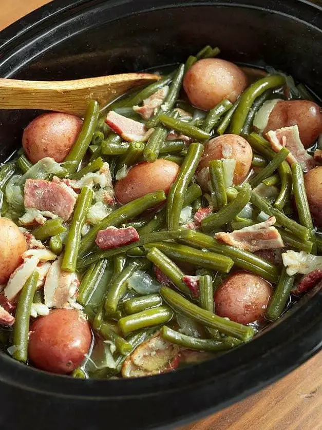 Slow Cooker Green Beans with Bacon and Potatoes