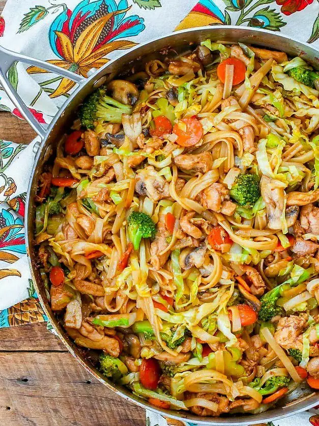 Stir Fry Noodles with Chicken and Vegetables