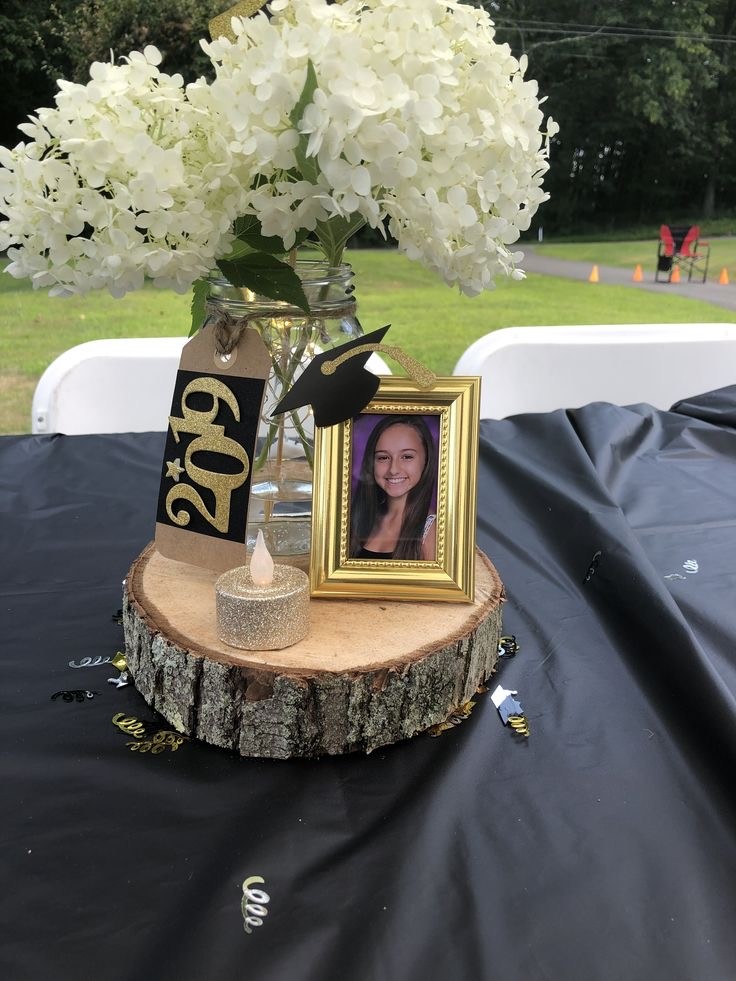 CENTERPIECE WITH FLOWERS AND PICTURE