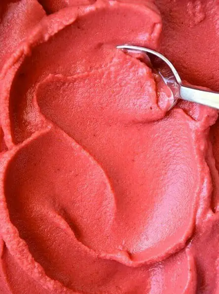 Healthy Strawberry Frozen Yogurt