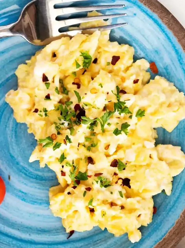 Creamy Keto Scrambled Eggs with Sour Cream