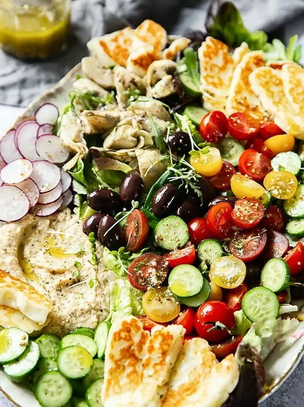 Mediterranean Salad with Hummus and Fried Halloumi