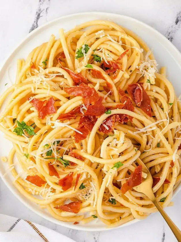 Garlic Butter Pasta with Crispy Prosciutto