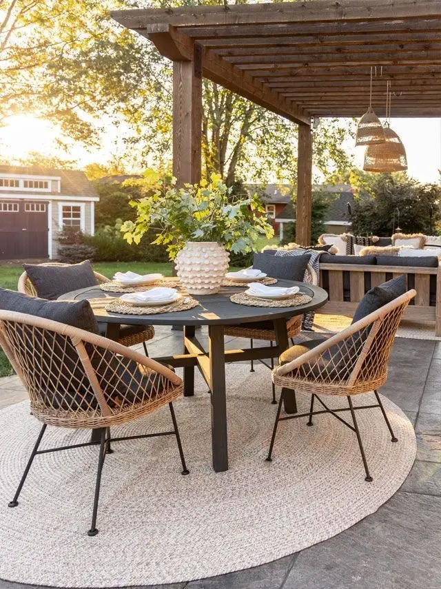 SMALL OUTDOOR DINING