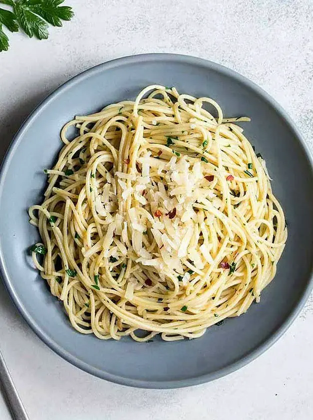 Spaghetti with Garlic, Anchovies and Parsley