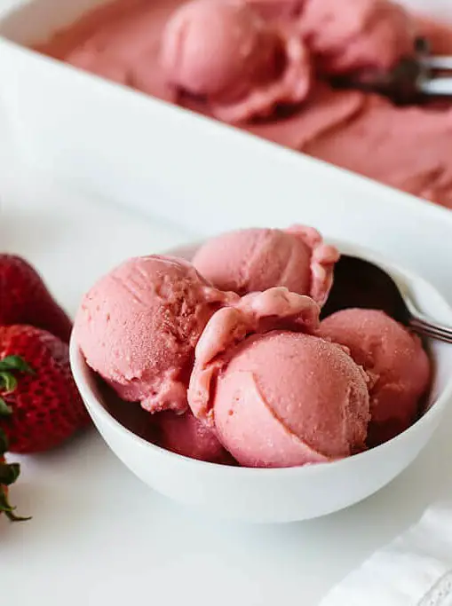 Homemade Strawberry Frozen Yogurt