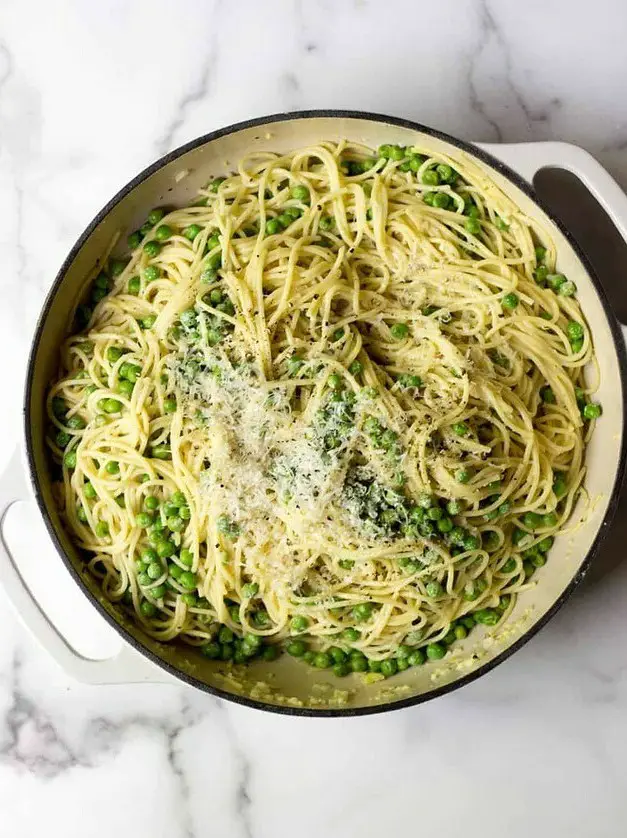 Simple Spaghetti with Garlic, Peas & Parmesan