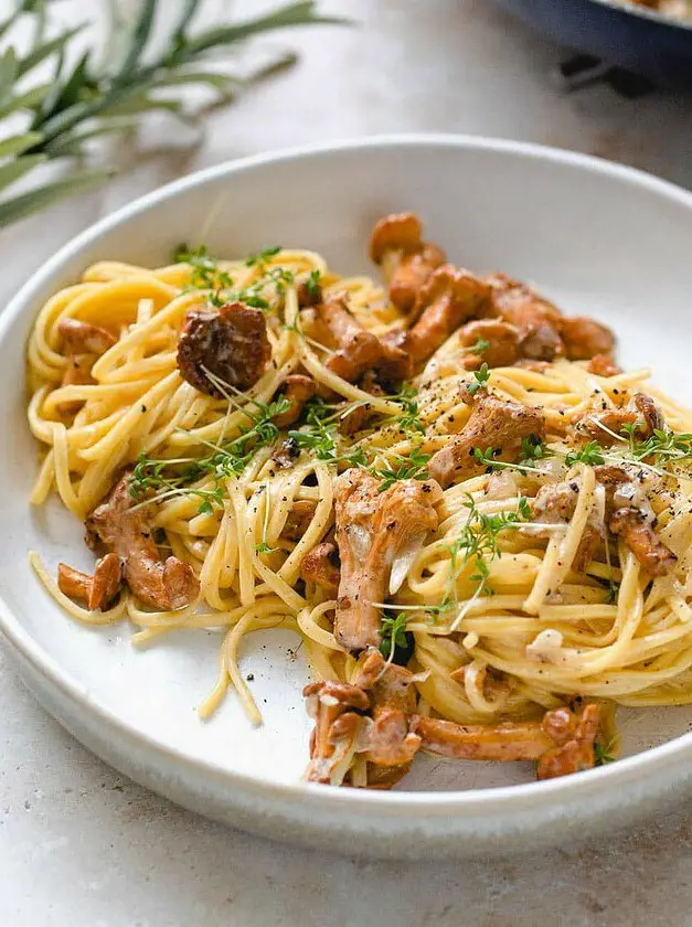 Pasta with Chanterelle Mushrooms and Cream