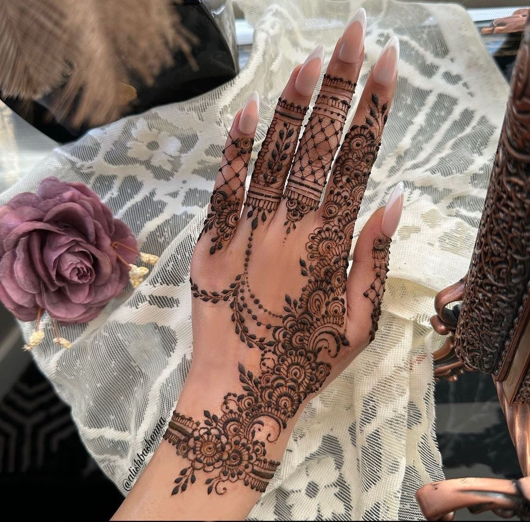 SIMPLE MEHNDI DESIGN