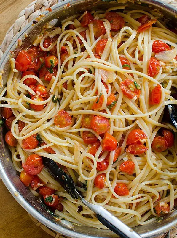 Pasta with Cherry Tomatoes and Garlic