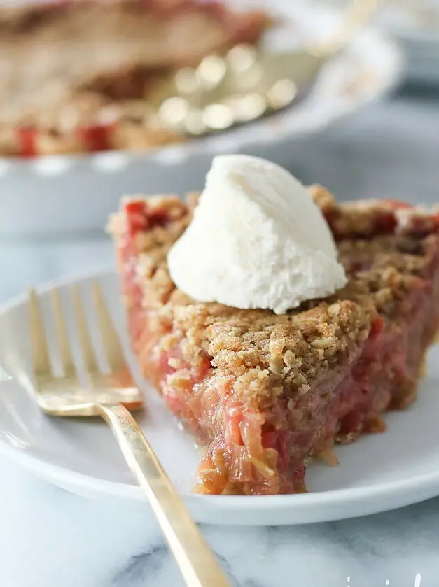 Strawberry Rhubarb Crumble Pie