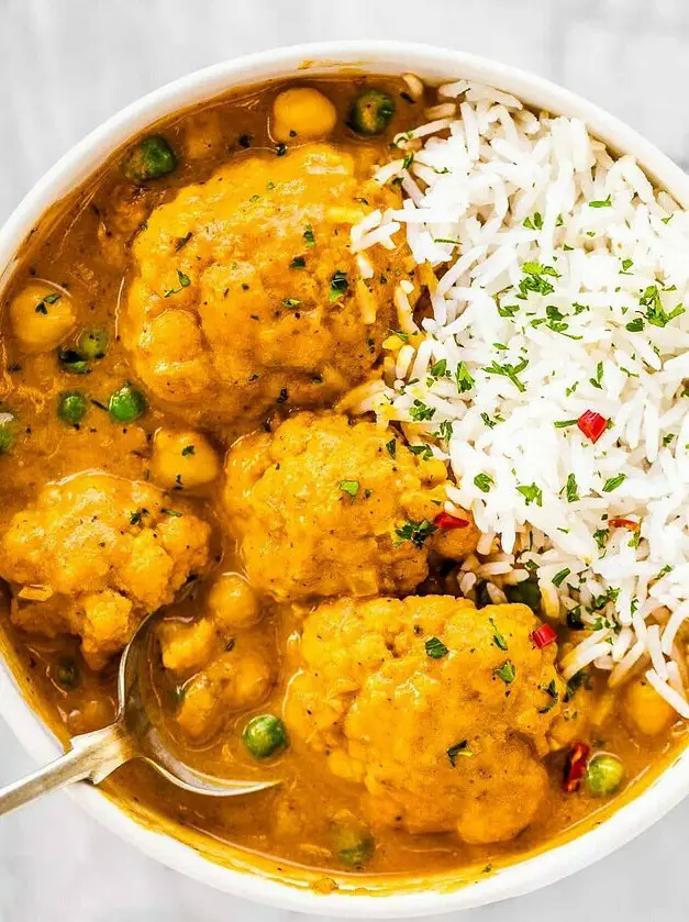 Cauliflower Curry with Chickpeas and Peas