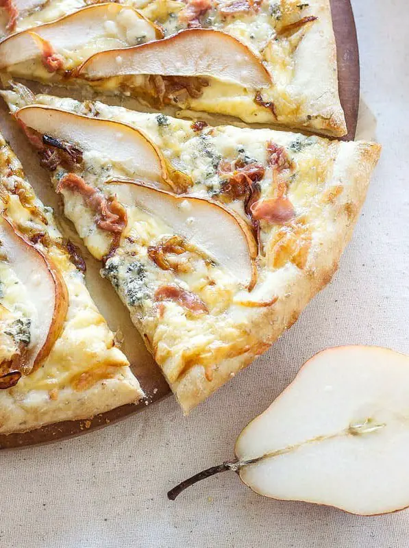 Pear, Prosciutto, and Gorgonzola Pizza