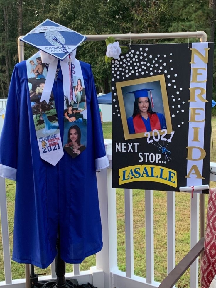 SHOWCASE YOUR CAP AND GOWN