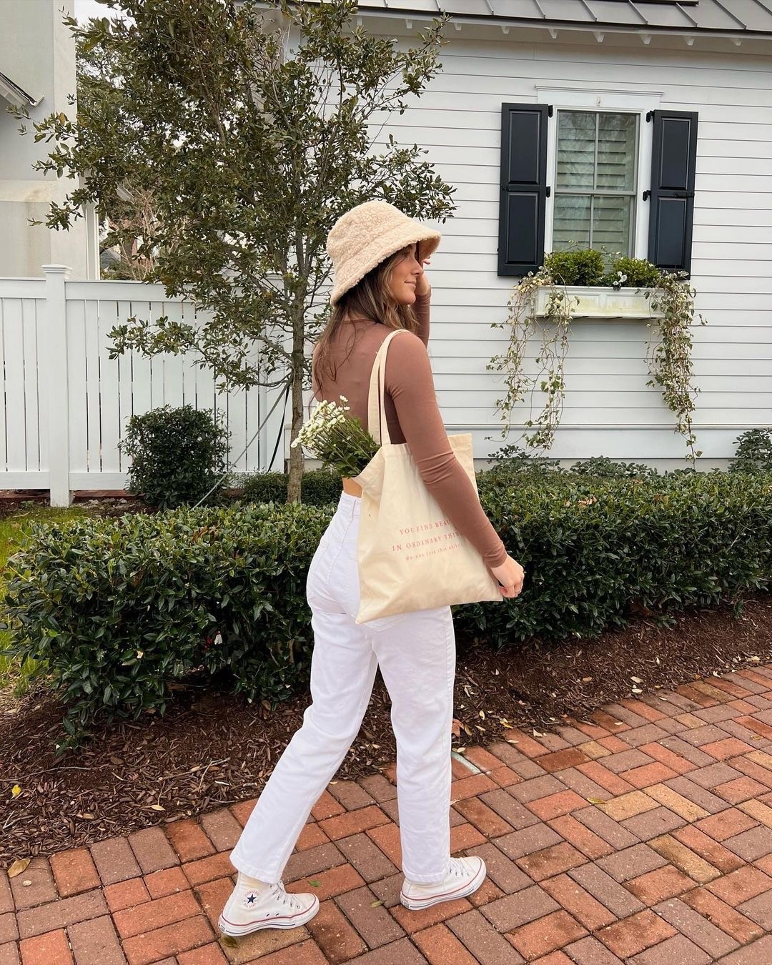 CROP TOP + WHITE JEANS