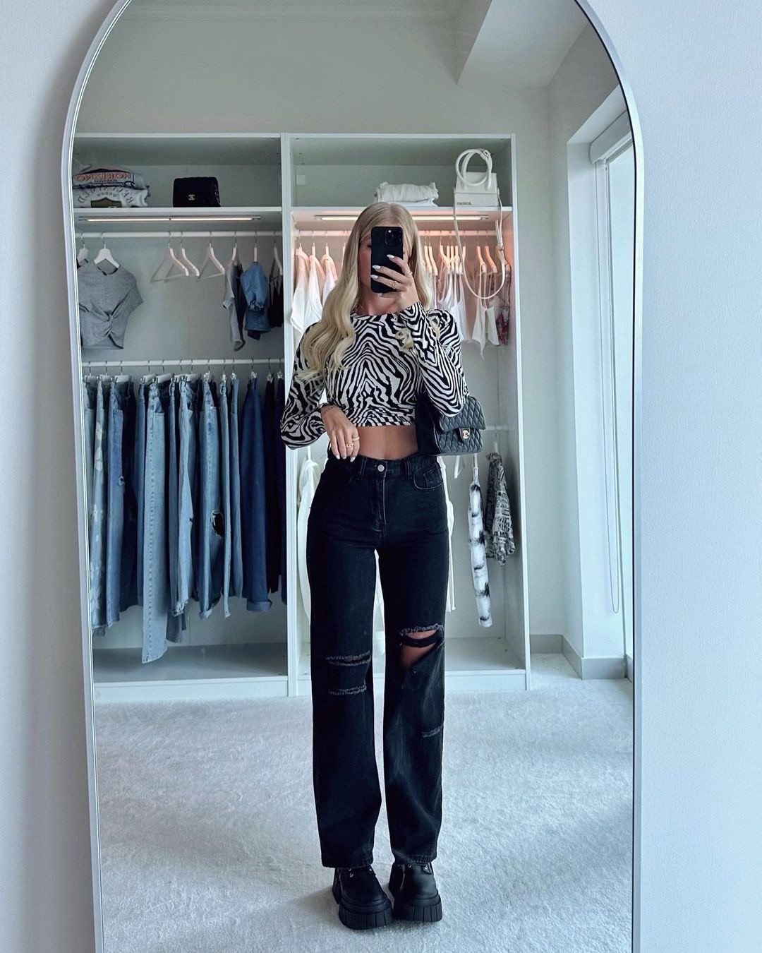 ZEBRA STRIPED TOP + LOOSE BLACK JEANS