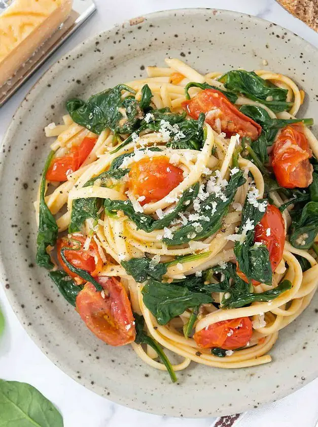 Pasta with Tomatoes and Spinach