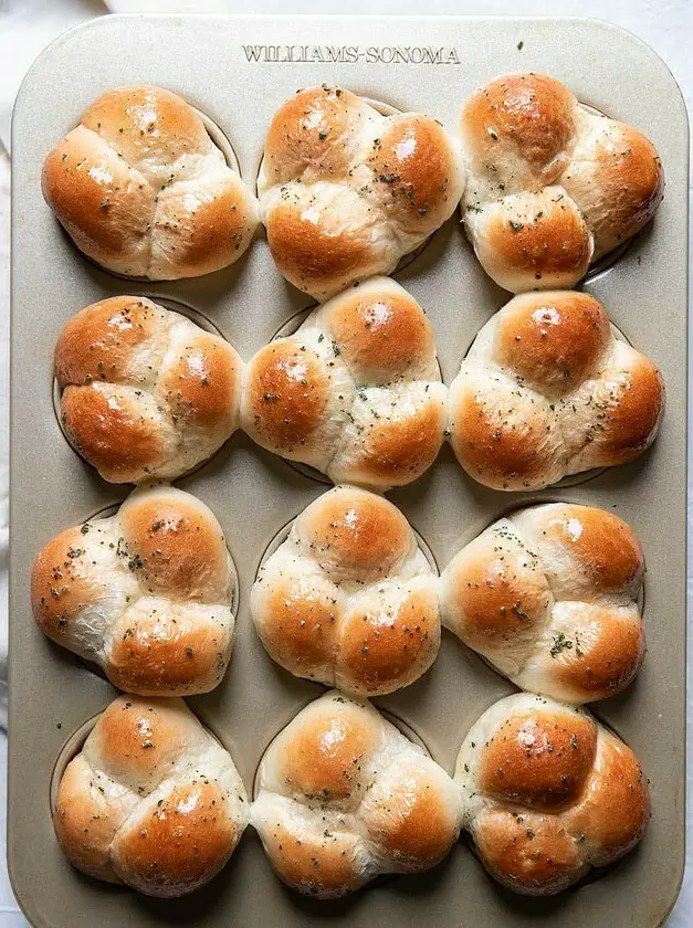 Cloverleaf Buttery Herb Dinner Rolls